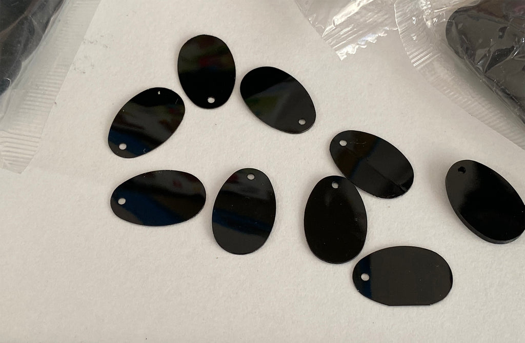 Craftuneed Bundle 1300Pieces Black Oval Shape Sequins Craft Supplies for DIY Projects Costumes & Embellishments