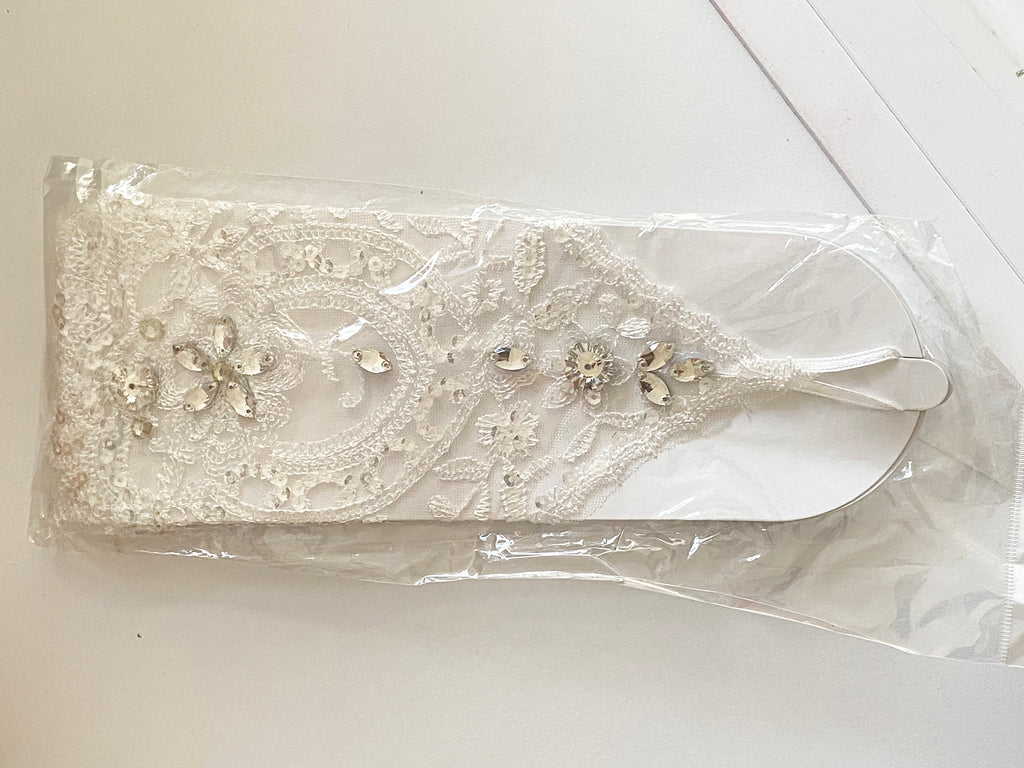 A Pair Ivory Floral Lace Wedding Gloves Bridal Fingerless beaded Lace Gloves
