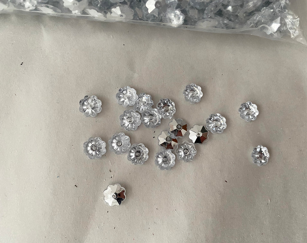 Craftuneed 2800pcs floral silver base acrylic beads sew on clear crystal style beads