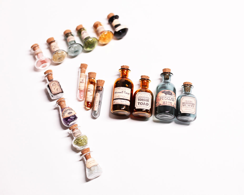 Craftuneed 1:6 Scale Miniature Potion Bottles Dollhouse Magic Glass Jars with Labels Witchy Apothecary Jars for Dolls Halloween Decor