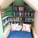 Craftuneed 1:12 Scale Dollhouse Miniature Wooden Bookshelf & Sofa Scene Handmade Mini Book Nook Furniture with 260books