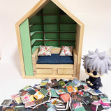 Craftuneed 1:12 Scale Dollhouse Miniature Wooden Bookshelf & Sofa Scene Handmade Mini Book Nook Furniture with 260books