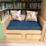 Craftuneed 1:12 Scale Dollhouse Miniature Wooden Bookshelf & Sofa Scene Handmade Mini Book Nook Furniture with 260books