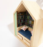 Craftuneed 1:12 Scale Dollhouse Miniature Wooden Bookshelf & Sofa Scene Handmade Mini Book Nook Furniture with 260books