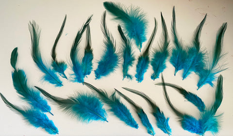 Craftuneed Bundle 21pcs Lagoon Blue Feathers with Tapered Pointed Tips and Fluffy down Ideal for Crafts, Costumes, Millinery