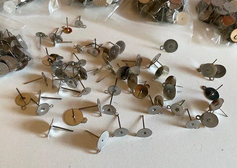Craftuneed 1000pcs stainless steel earring stud hanging hook ear pins jewellery findings silver colour