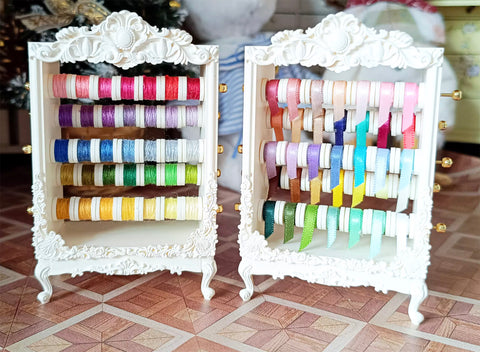Craftuneed 1:6 Scale Miniature Ribbon Thread Rack Dollhouse Victorian Style Spool Organizer Sewing Room Furniture Prop Display
