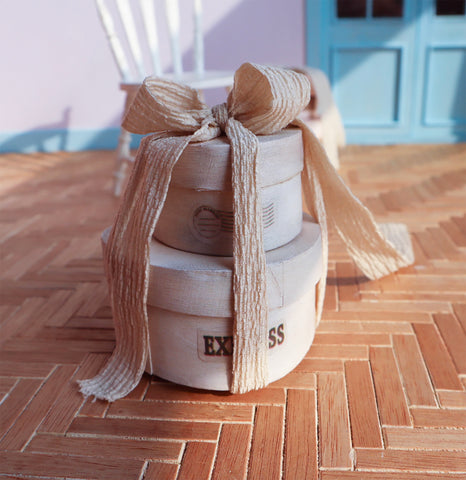 Craftuneed 1:6 Scale Miniature Hat Box Set with Ribbon Vintage Heart Shape Dollhouse Storage Accessory for Fashion Dolls