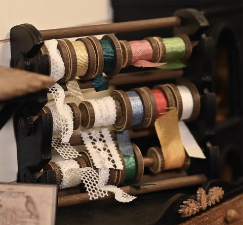 Craftuneed 1:6 miniature Spool Rack Dollhouse Vintage Sewing Room Thread Organizer Wooden Ribbon Storage Furniture For Dolls