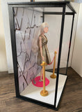 Craftuneed 1:6 Scale Academy Awards-themed Doll Display Case with Scenic Backdrop Miniature Dustproof Showcase Box with Minor Defect