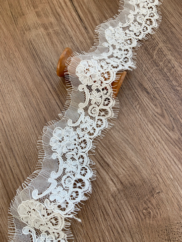 Ivory floral embroidered lace trim with eyelash edge Bridal sewing material, 9 Meters
